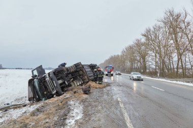 12 Ocak 2021, Iecava, Letonya: Kaygan yolda kazadan sonra kamyon