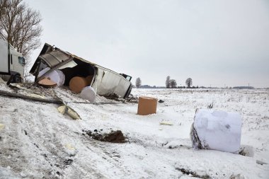 12 Ocak 2021, Iecava, Letonya: Kaygan yolda kazadan sonra kamyon