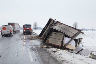 12 Ocak 2021, Iecava, Letonya: Kaygan yolda kazadan sonra kamyon