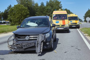 15 Haziran 2020, Ogre, Letonya: önden çarpışma ve ulaşım geçmişi nedeniyle kazadan sonra araba üstüne araba