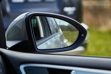 Aynadaki arabanın yansıması.