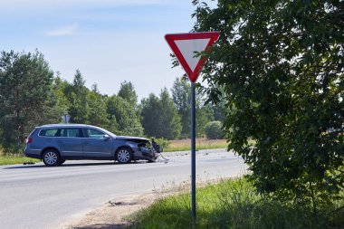 15 Haziran 2020, Ogre, Letonya: önden çarpışma ve ulaşım geçmişi nedeniyle kazadan sonra araba üstüne araba