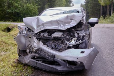 20 Haziran 2020 Ogre, Letonya: ağır bir kamyonla çarpışan araba, ulaşım geçmişi