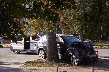 18 Ağustos 2020, Riga, Letonya: önden çarpma ve ulaşım geçmişi nedeniyle araba üstüne araba.