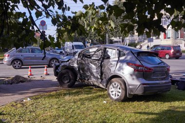 18 Ağustos 2020, Riga, Letonya: önden çarpma ve ulaşım geçmişi nedeniyle araba üstüne araba.