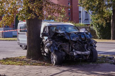 18 Ağustos 2020, Riga, Letonya: önden çarpma ve ulaşım geçmişi nedeniyle araba üstüne araba.