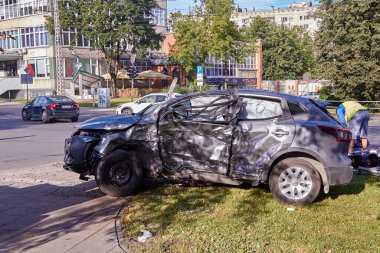 18 Ağustos 2020, Riga, Letonya: önden çarpma ve ulaşım geçmişi nedeniyle araba üstüne araba.