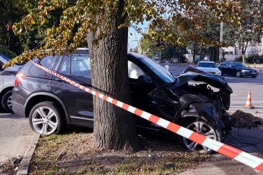 18 Ağustos 2020, Riga, Letonya: önden çarpma ve ulaşım geçmişi nedeniyle araba üstüne araba.