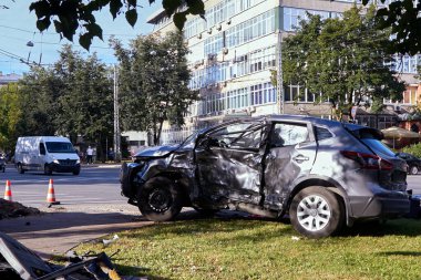 18 Ağustos 2020, Riga, Letonya: önden çarpma ve ulaşım geçmişi nedeniyle araba üstüne araba.