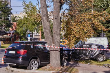 18 Ağustos 2020, Riga, Letonya: önden çarpma ve ulaşım geçmişi nedeniyle araba üstüne araba.