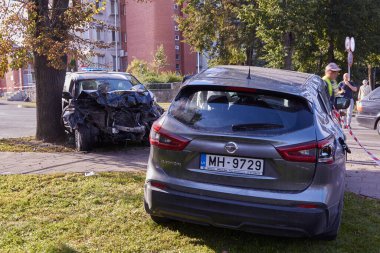 18 Ağustos 2020, Riga, Letonya: önden çarpma ve ulaşım geçmişi nedeniyle araba üstüne araba.