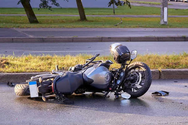 13 Ekim 2020, Riga, Letonya. Kaza mahallinde şehir yolunda hasar görmüş bir motosiklet. 
