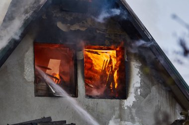 3 Aralık 2020, Letonya, Dole Adası: yangını söndürmek köydeki evi yok etti