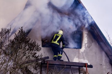 3 Aralık 2020, Letonya, Dole Adası: yangını söndürmek köydeki evi yok etti