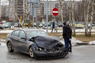 26 Şubat 2021, Riga, Letonya, araba kullanırken cep telefonu kullanıldığı için şehir ragosu üzerindeki hasarlı arabalar.