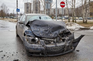 26 Şubat 2021, Riga, Letonya, araba kullanırken cep telefonu kullanıldığı için şehir ragosu üzerindeki hasarlı arabalar.