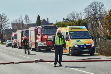 12 Nisan 2021, Salaspils, Letonya: yangını söndürmek köydeki evi yok etti