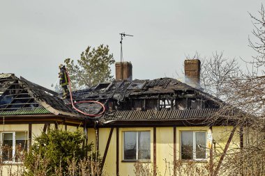 12 Nisan 2021, Salaspils, Letonya: yangını söndürmek köydeki evi yok etti