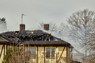 12 Nisan 2021, Salaspils, Letonya: yangını söndürmek köydeki evi yok etti