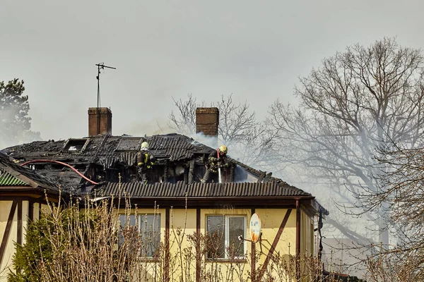 12 Nisan 2021, Salaspils, Letonya: yangını söndürmek köydeki evi yok etti