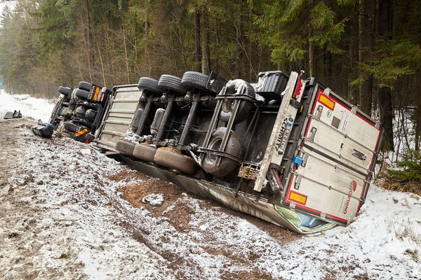 Janeiro 2021 Estrada Letónia Caminhão Após Acidente Viação Estrada Escorregadia — Fotografia de Stock