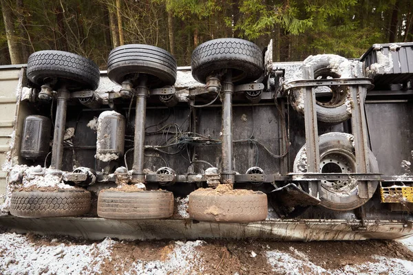 2021年1月25日ラトビア道路A5滑りやすい道路での交通事故後のトラック — ストック写真