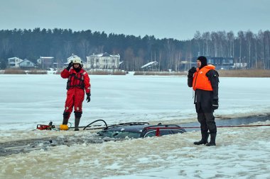 Araba buza girdi ve gölde boğuldu. Kurtarma ekibinin işi.
