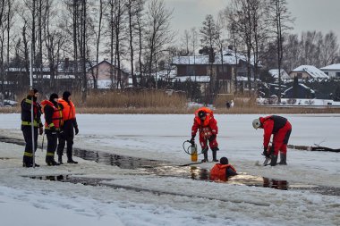 Araba buza girdi ve gölde boğuldu. Kurtarma ekibinin işi.