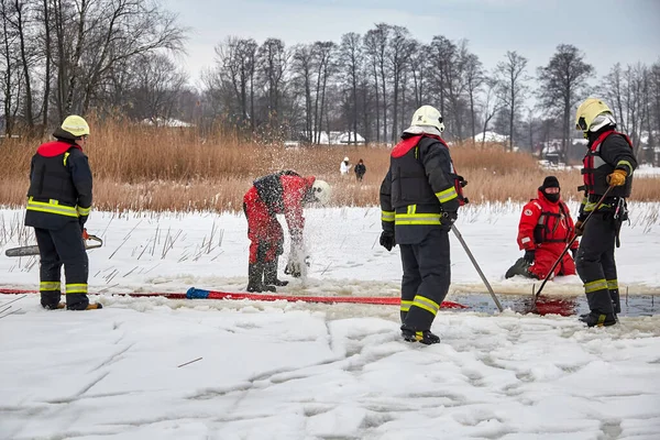 Машина Впала Лід Потонула Озері Робота Рятувальної Служби — стокове фото