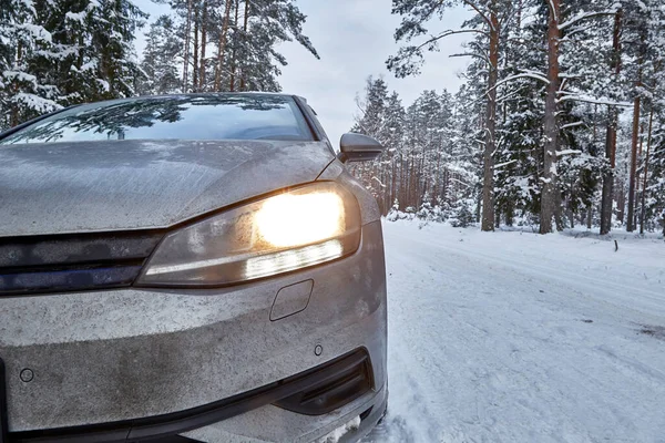 Ledna 2021 Engure Lotyšsko Auto Zasněžené Silnici Lese Zimě Royalty Free Stock Fotografie