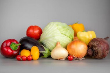 Gri arka planda taze sebzeler