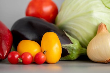 Gri arka planda taze sebzeler