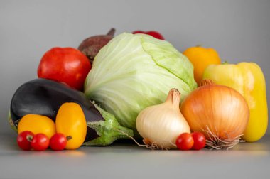 Gri arka planda taze sebzeler