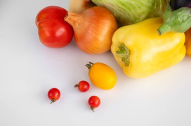 Taze sebze. Beyaz arkaplanda domates, dolma biber, soğan.