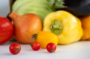 Taze sebze. Beyaz arkaplanda domates, dolma biber, soğan.