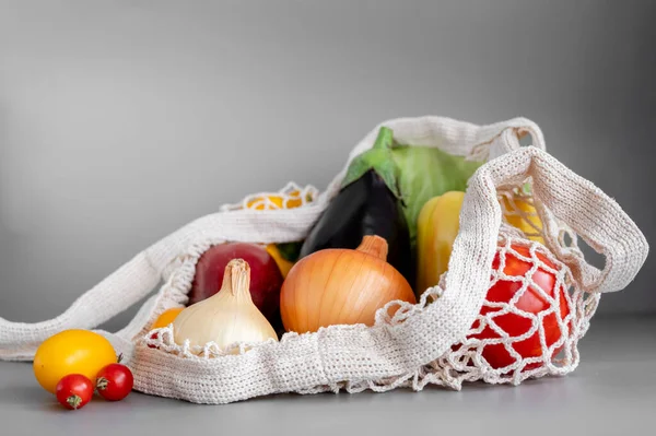 Beyaz arka planda taze sebzeli eko çanta