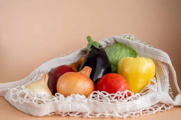 Beyaz arka planda taze sebzeli eko çanta