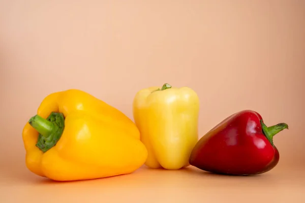 Temiz bir zeminde taze kırmızı ve sarı tatlı biberler. Bir çeşit dolma biber..