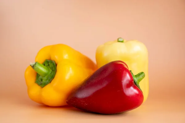 Temiz bir zeminde taze kırmızı ve sarı tatlı biberler. Bir çeşit dolma biber..