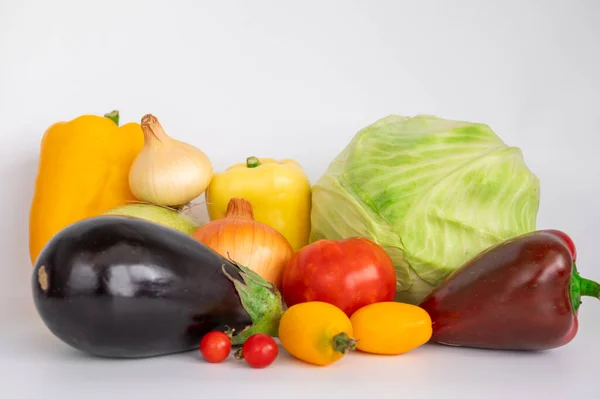 Taze sebze. Beyaz arkaplanda domates, dolma biber, soğan.