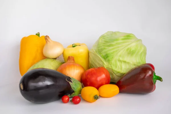 Taze sebze. Beyaz arkaplanda domates, dolma biber, soğan.