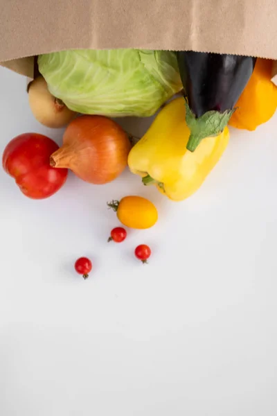 Taze sebze. Beyaz arkaplanda domates, dolma biber, soğan.