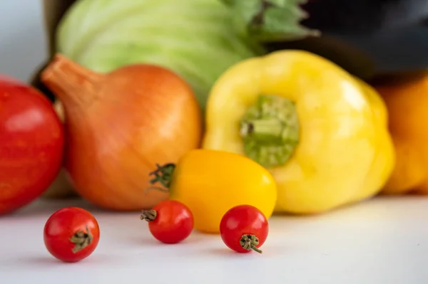 Taze sebze. Beyaz arkaplanda domates, dolma biber, soğan.