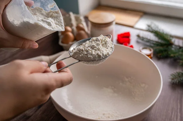 Zencefilli Noel kurabiyeleri yapma süreci