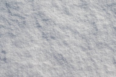 Güneşli bir günde temiz, tozlu kar yüzeyine yakın çekim. Kristal yapısı olan doğal kış arka planı. Boşluğu kopyala