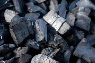 Ahşap kömür kömürü arka planı. Izgara ve ısıtma için bir yığın kömür. Boşluğu kopyala