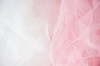 Yumuşak beyaz ve pembe tül kumaşın soyut arkaplanı. Düğün, gelin ya da romantik kadın tasarımları için hassas ağ dokusu