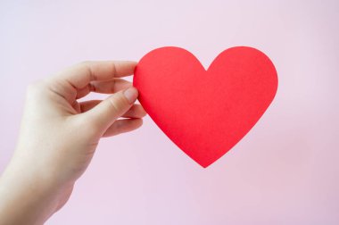 Kırmızı kalp pembe arka planda. Sevgililer Günü kutlaması konsepti