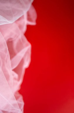 Yumuşak beyaz tül kumaş kenarlı kırmızı arkaplan. Sevgililer Günü ya da düğün için şenlikli romantik zemin