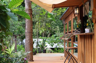 Balkondaki tahta masa.